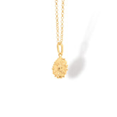 Cadena con flor de margarita pequeña vista diagonal